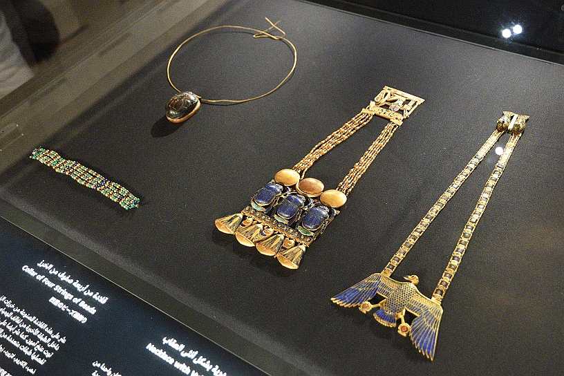 62 MAK_7177.jpg - Altre collane in oro, lapislazzuli e pietre colorate.